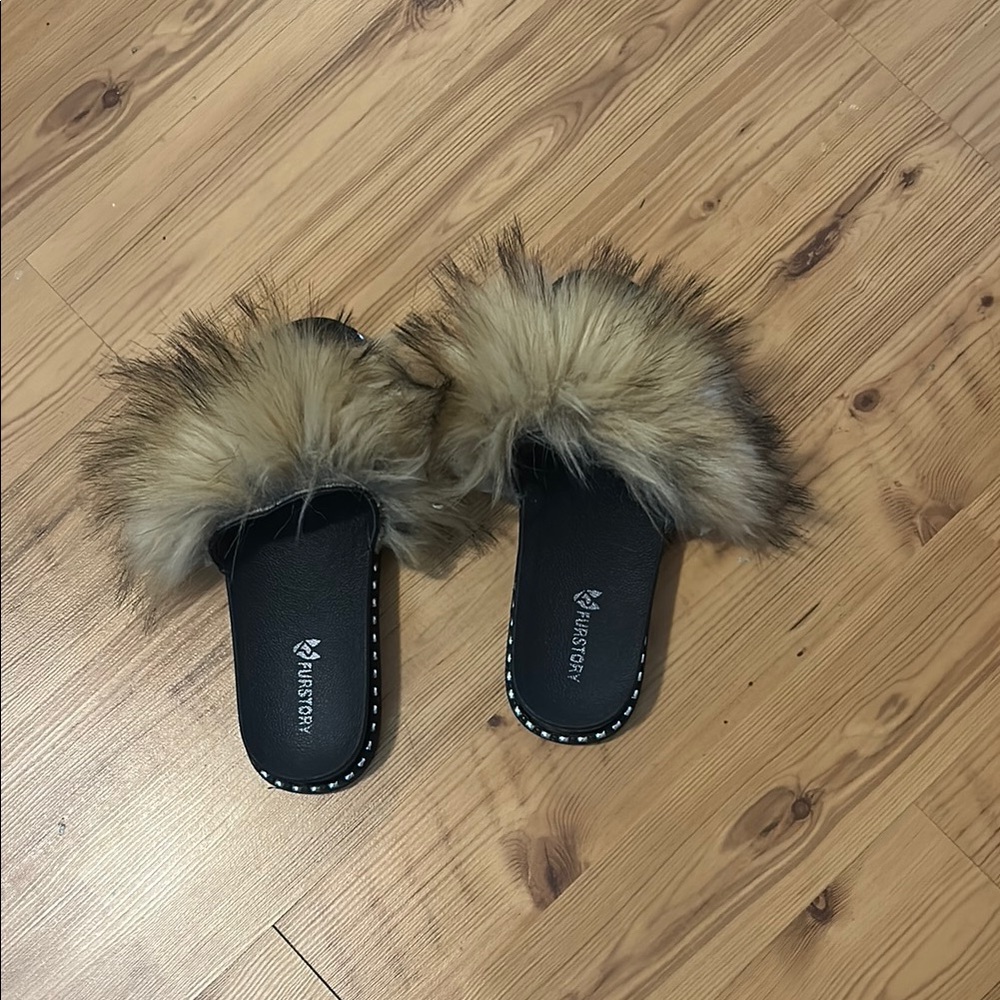 Cozy Black and Tan Faux Fur Slippers